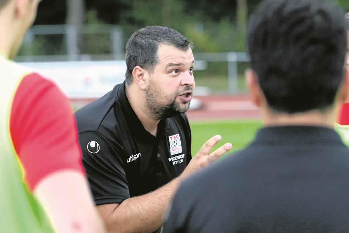 Darko Milosevic schwört die TSG-Fußballer aufs Spiel in Ehingen ein. Foto: A. Hornauer