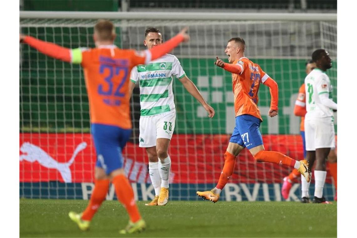 Terodde führt HSV an die Spitze - Heimdebakel für Fürth Darmstadt 98 feierte einen überraschenden Auswärtssieg in Fürth. Foto: Daniel Karmann/dpa