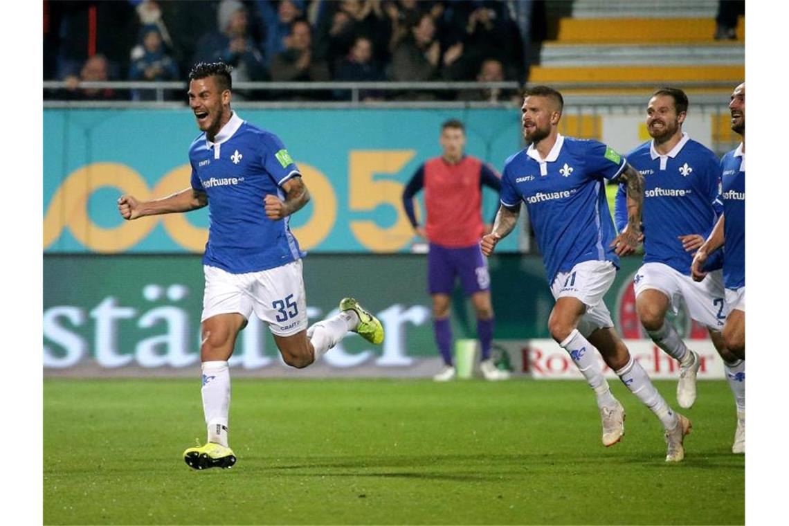 Dumic vermasselt Schusters Rückkehr - Kuriosum in Kiel Darmstadts Dario Dumic (l) feiert sein Tor zum 1:0-Endstand gegen Erzgebirge Aue. Foto: Hasan Bratic/dpa