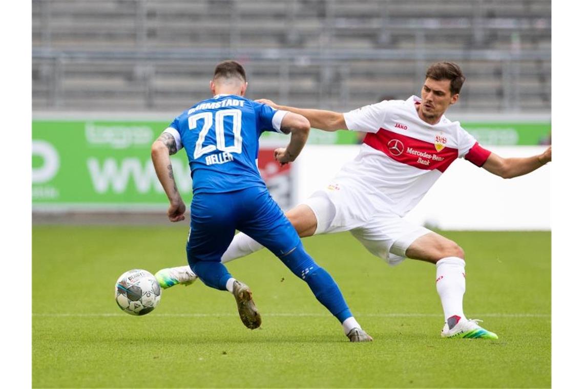 Gomez trifft zum Abschied: VfB trotz Niederlage aufgestiegen Darmstadts Marcel Heller und Stuttgarts Pascal Stenzel (l-r.) in Aktion. Foto: Tom Weller/dpa