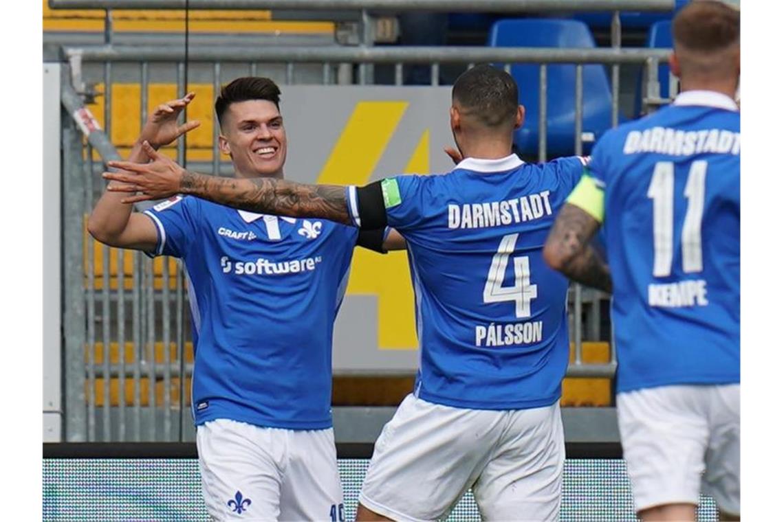 Aufstiegskandidaten patzen: Pleiten für VfB und HSV Darmstadts Mathias Honsak machte mit seinem Tor zum 2:0 den Heimsieg gegen Heidenheim perfekt. Foto: Thomas Frey/dpa