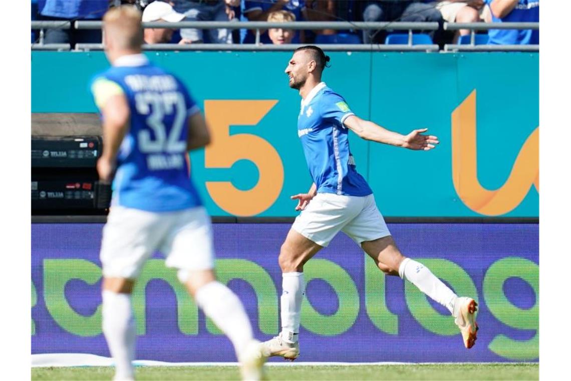 VfB mit Remis - Frust in Hannover, KSC Tabellenführer Darmstadts Serdar Dursun (r) jubelt über das Tor zum 2:0 per Foulelfmeter. Foto: Uwe Anspach