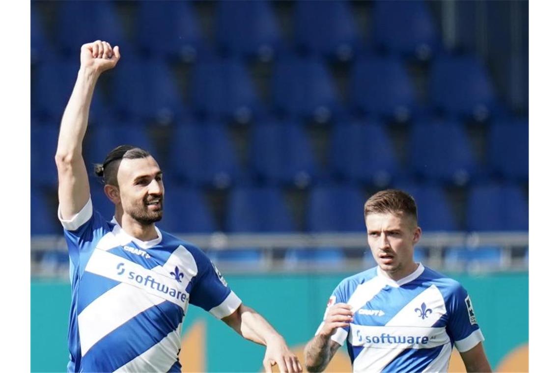 Bochum und Kiel patzen - HSV verpasst erneut den Aufstieg Darmstadts Stürmer Serdar Dursun traf gegen Heidenheim gleich viermal. Foto: Thomas Frey/dpa