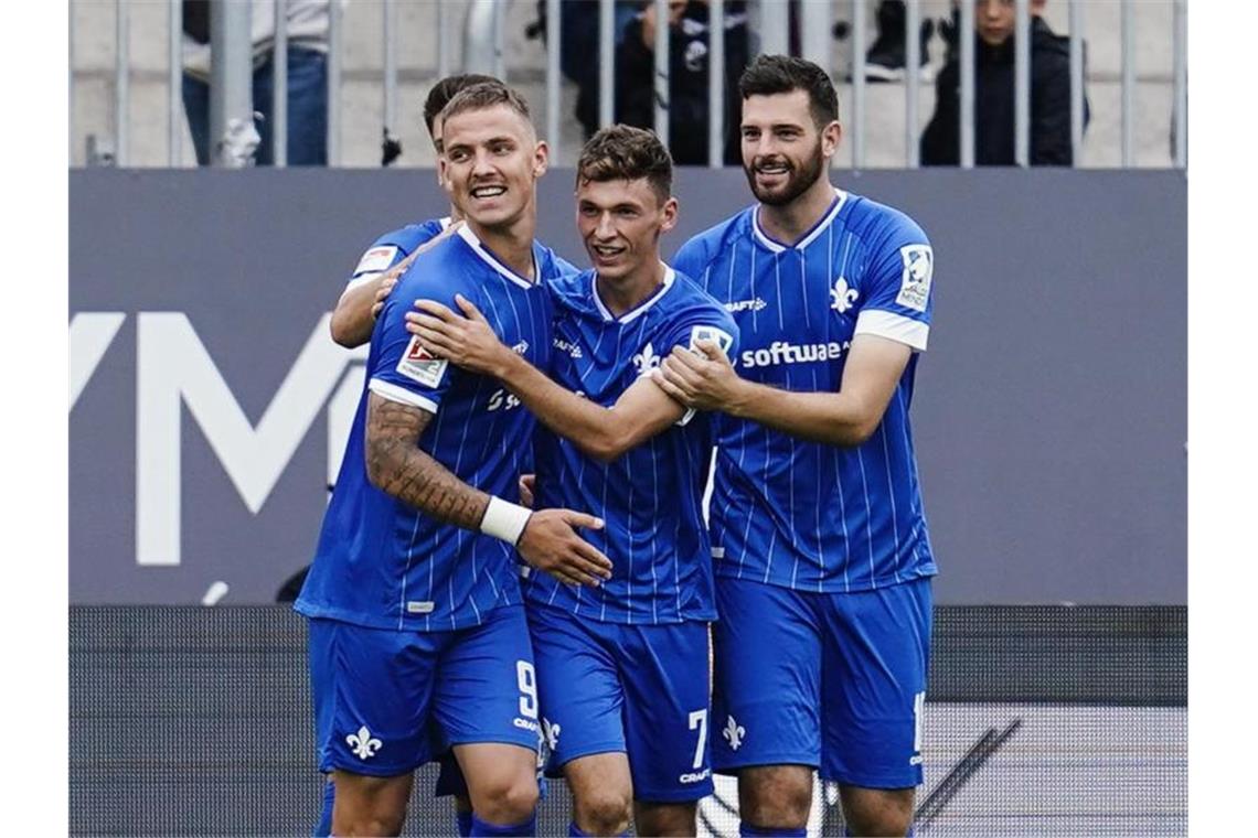 Karlsruher SC holt Benjamin Goller auf Leihbasis zurück Darmstadts Torschütze Benjamin Goller (M) feiert mit seinen Mitspielern. Foto: Uwe Anspach/dpa