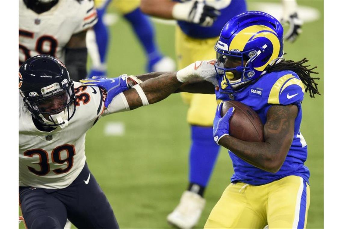 Darrell Henderson (r) setzte sich mit den Los Angeles Rams gegen Eddie Jackson von den Chicago Bears durch. Foto: Kelvin Kuo/AP/dpa