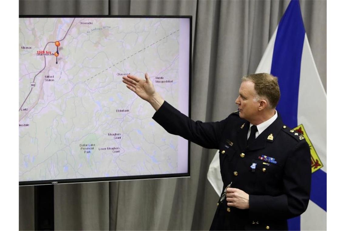 Streit mit Freundin als Auslöser von Bluttat in Kanada? Darren Campbell, Superintendent der Royal Canadian Mounted Police, erläutert den zeitlichen Ablauf und die Tatorte eines Amoklaufs, bei dem ein 51-Jähriger mindestens 22 Menschen getötet haben soll. Foto: Riley Smith/The Canadian Press/dpa