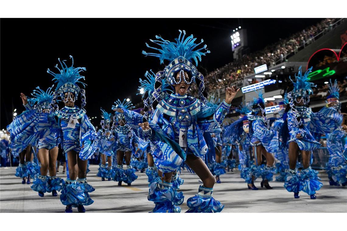 Darsteller der Sambaschule Portela paradieren während der Karnevalsfeierlichkeiten am frühen Morgen auf dem Sambadrom in Rio de Janeiro.