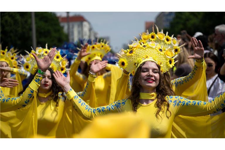 Darsteller tanzen bei der Parade beim Karneval der Kulturen in Berlin.