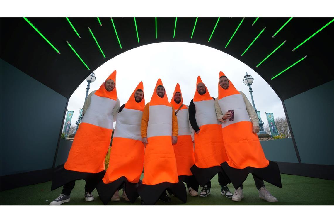 Darts-Fans treffen im Alexandra Palace in London ein, um die Darts-Weltmeisterschaften zu verfolgen.
