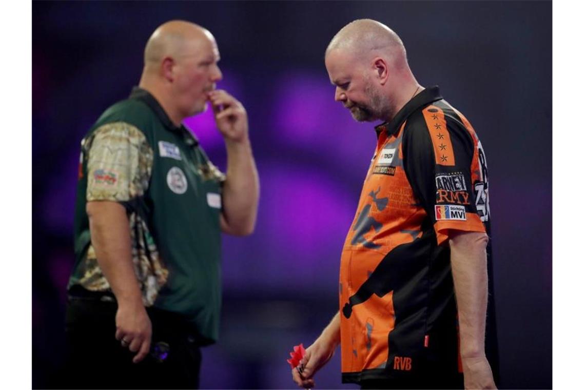 Darts-Legende Raymond van Barneveld (r) musste sich Darin Young geschlagen geben. Foto: Bradley Collyer/PA Wire/dpa