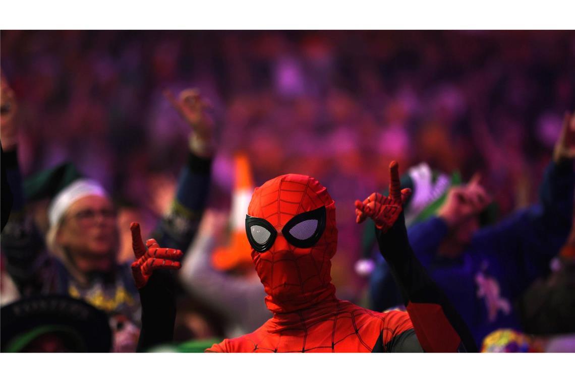 Darts: WM, 3. Runde. Zuschauer in Kostümen im Alexandra Palace.