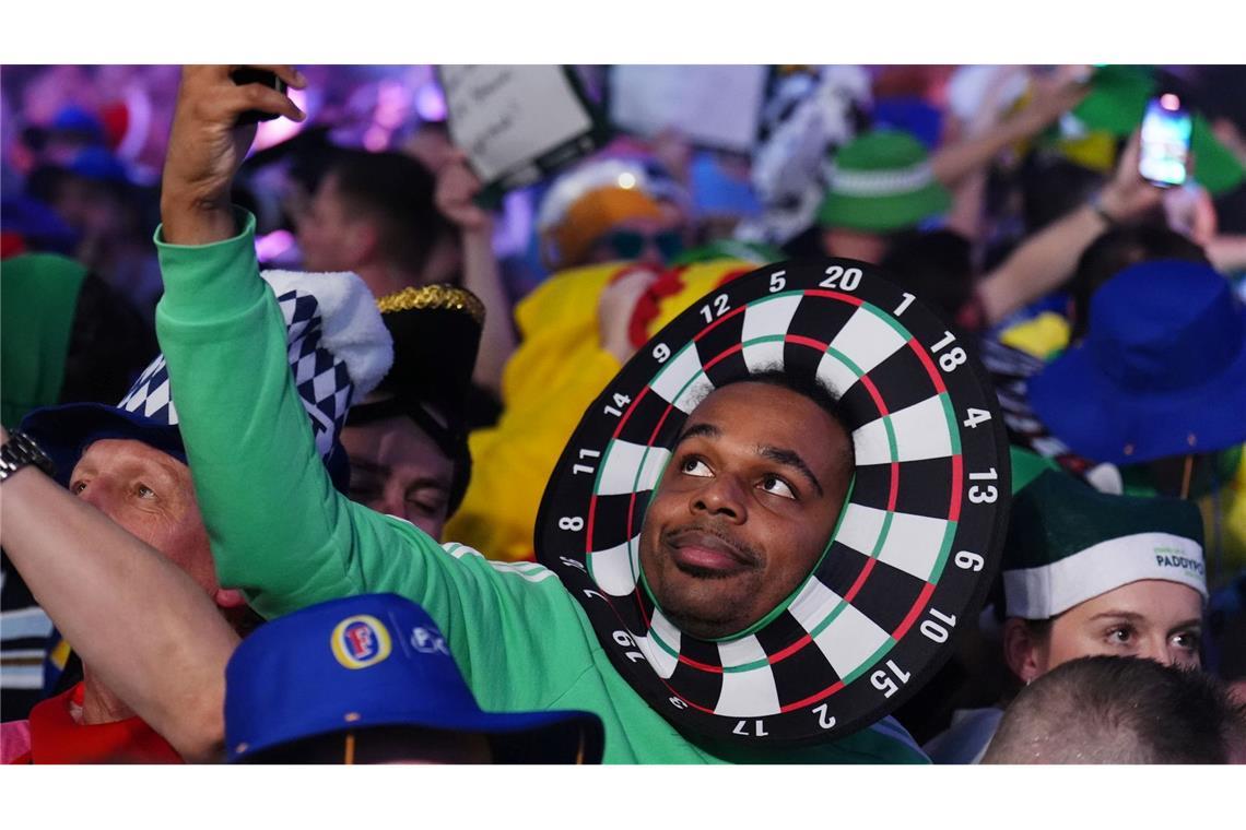 Darts-WM in London: Fans feiern im Alexandra Palace am zwölften Turniertag