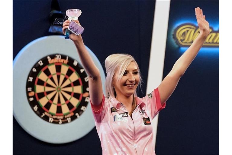 Dartsspielerin Fallon Sherrock wird auf Welttournee gehen. Foto: Tess Derry/PA Wire/dpa