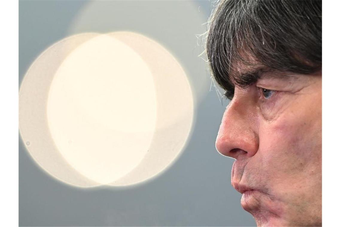 Das Sportjahr 2020: Geisterkulissen und Existenzsorgen Das 0:6 in Sevilla gegen Spanien war der Tiefpunkt der deutschen Fußball-Nationalmannschaft um Bundestrainer Joachim Löw. Foto: Robert Michael/dpa-Zentralbild/dpa