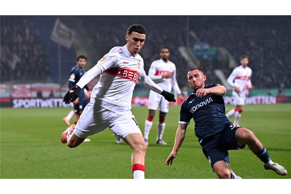 Das 1:0 brachte den VfB kaum in Fahrt – wirkten vielleicht die Nachwirkungen der HSV-Niederlage noch nach? Bilal El Khannouss und Maximilian Wittek kämpfen um jeden Ball.