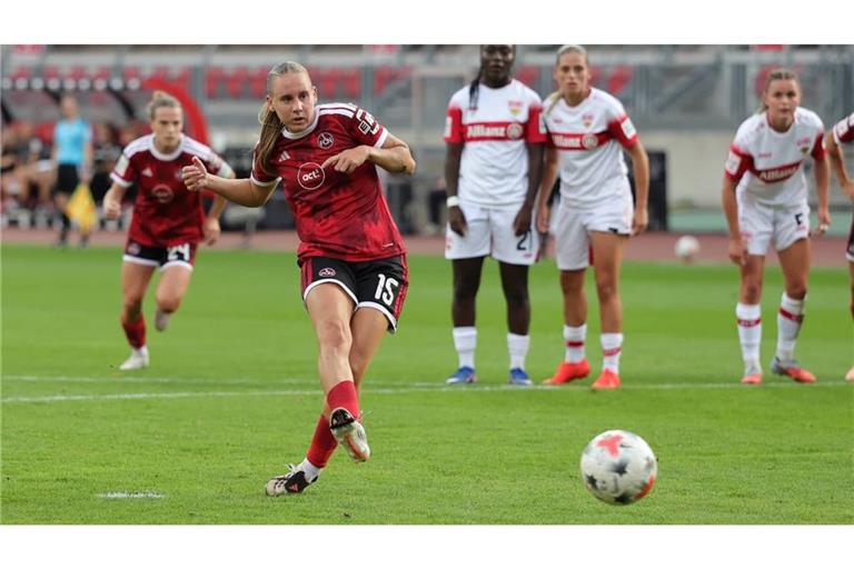 Das 1:0 für den 1. FC Nürnberg: Emöke Papai verwandelt gegen den VfB Stuttgart einen Handelfmeter.