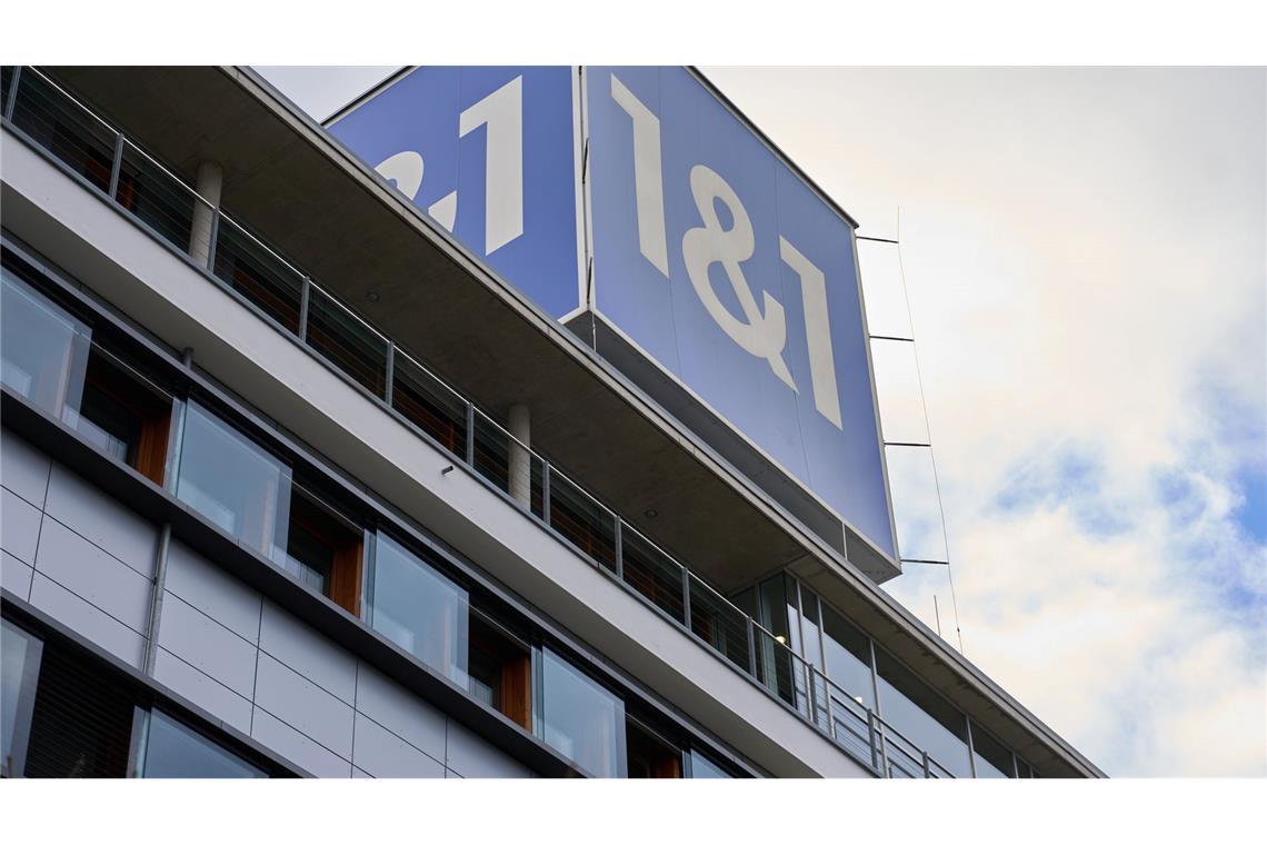 Das 1&1-Firmenlogo auf dem Dach der Firmenzentrale in Montabaur.