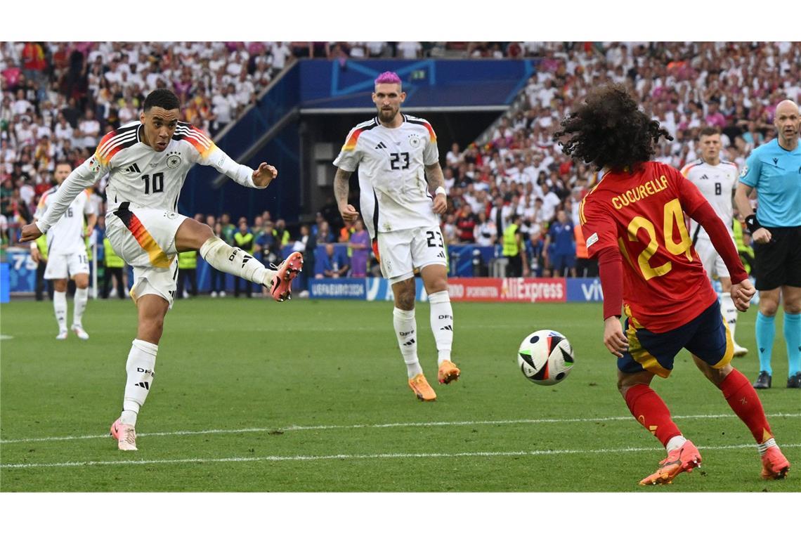 Das DFB-Team in Stuttgart – zehn Highlights der Fußball-Geschichte Das 1:2 gegen Spanien im Viertelfinale der Heim-Europameisterschaft 2024 besiegelt das Aus der deutschen Mannschaft. Manuel Neuer, Ilkay Gündogan, Thomas Müller und Toni Kroos tragen in diesem Spiel allesamt zum letzten Mal das DFB-Dress. Unvergessen: In der Verlängerung trifft ein Schuss Jamal Musiala (links) den Spanier Marc Cucurella (rechts) an der Hand. Schiedsrichter Anthony Taylor entscheidet jedoch nicht auf Strafstoß. Später gesteht die Uefa, dass diese Entscheidung fehlerhaft war.