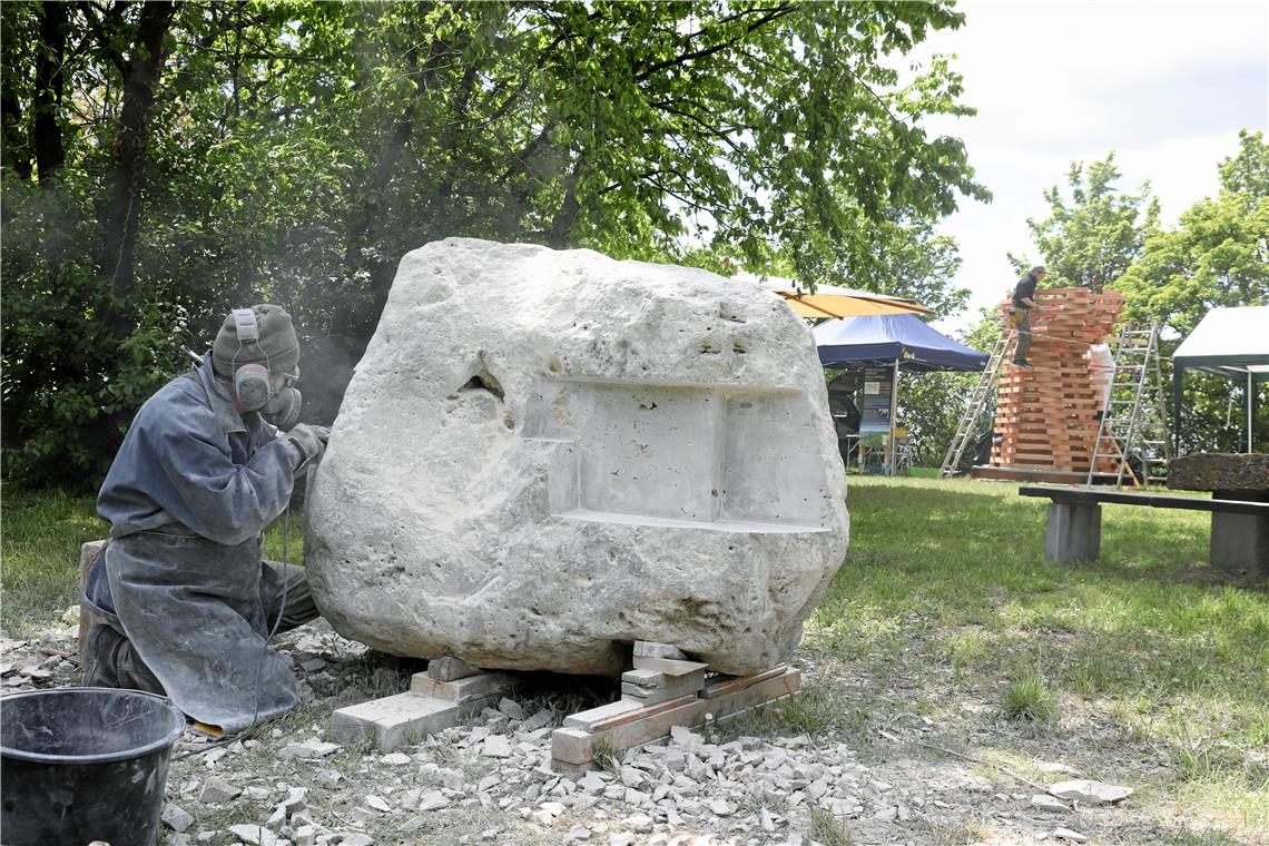 Köpfe für kopflose Skulpturen gesucht Das 13. Bildhauersymposion war eine einmalige Aktion unter freiem Himmel. Foto: G. Habermann