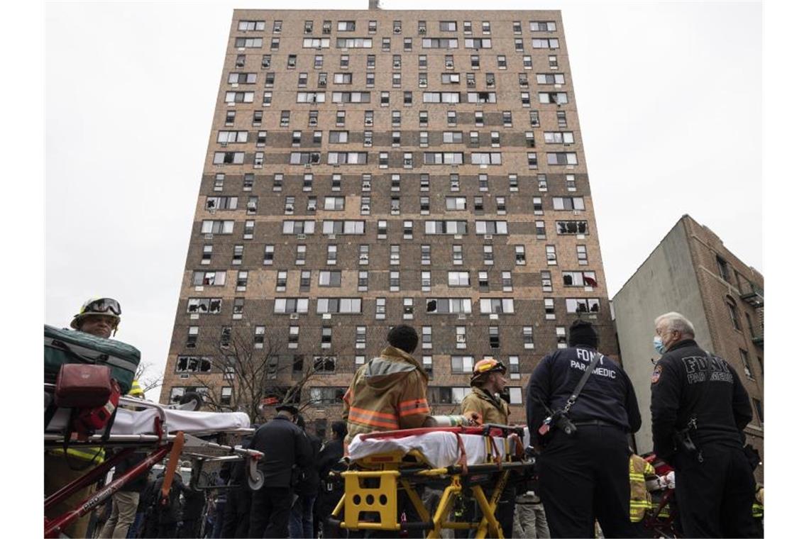 Trauer in New York nach schwerem Wohnhausbrand Das 19-stöckige Wohnhaus in der Bronx. Foto: Yuki Iwamura/AP/dpa