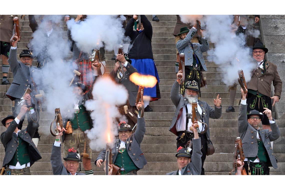 Das 190. Münchner Oktoberfest endet: Bayerische Schützen stehen beim traditionellen Böllerschießen auf den Stufen zum Bavaria-Denkmal.