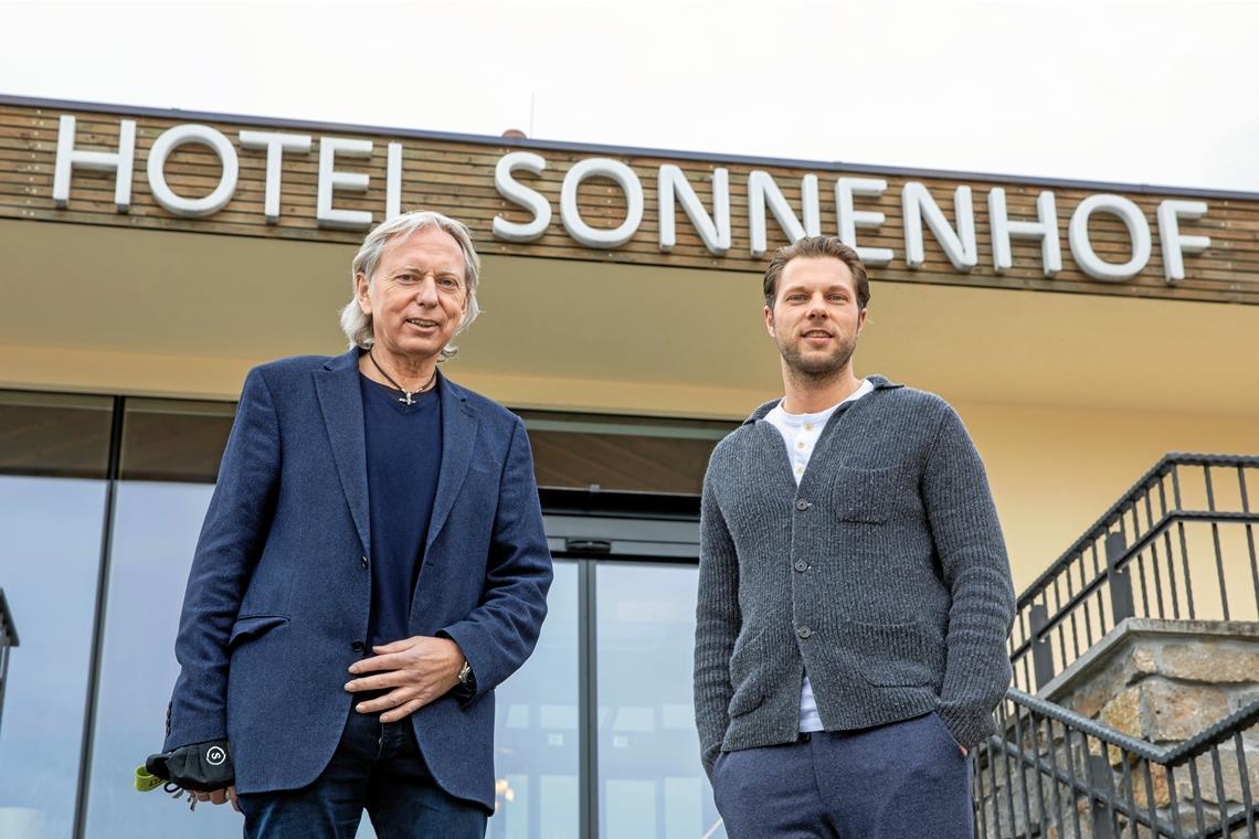 Das 1966 eröffnete Hotel Sonnenhof in Kleinaspach steckt in seiner schwersten Krise. Uli Ferber (links) und sein Sohn Michael haben ihre Zuversicht aber nicht verloren. Mit einem neuen Konzept wollen die Hoteliers künftig verstärkt Urlaubsgäste ansprechen. Foto: A. Becher