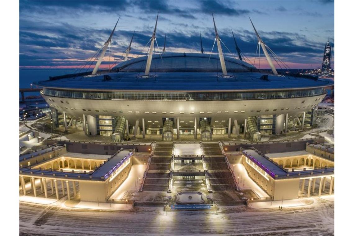 St. Petersburg wird das Champions-League-Finale entzogen Das 2017 für die WM neu errichtete Fußballstadion in St. Petersburg. Foto: Dmitri Lovetsky/AP/dpa