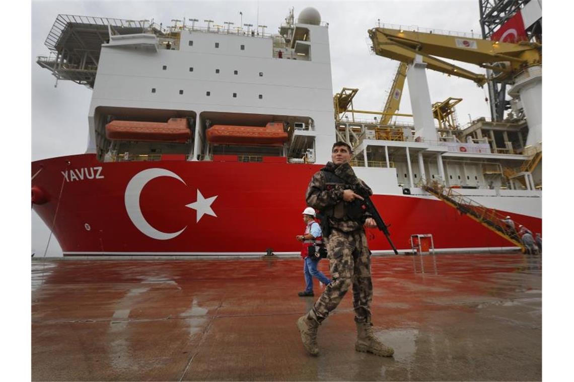 EU-Außenminister beraten über Strafen gegen die Türkei Das 230 Meter lange türkische Bohrschiff „Yavuz“. Foto: Lefteris Pitarakis/AP