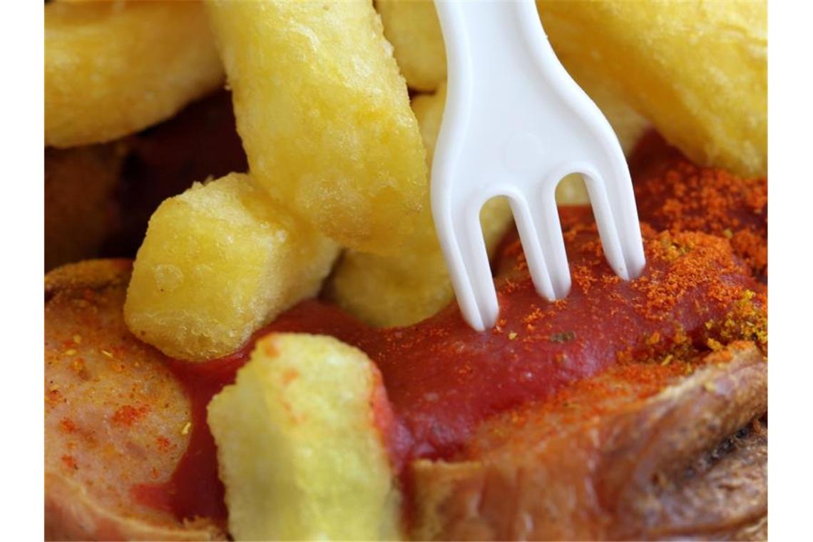 Das 28. Jahr in Folge ist die Currywurst mit Pommes frites die ungeschlagene Nummer eins in den deutschen Betriebskantinen. Foto: picture alliance / dpa