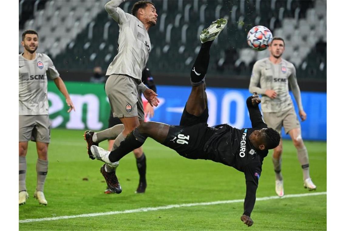 Das 3:0 markierte Breel Embolo (2.v.r) mit einem sehenswerten Fallrückzieher. Foto: Federico Gambarini/dpa