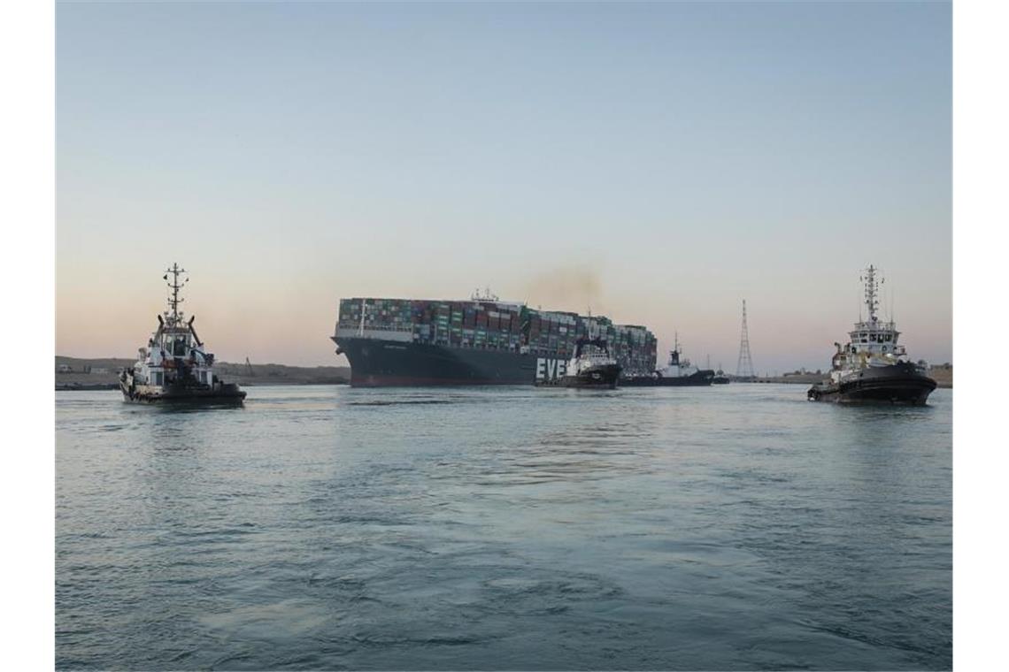 Das 400 Meter lange Schiff ist wieder in schwimmenden Zustand gebracht worden. Foto: -/Suez Canal Authority/dpa