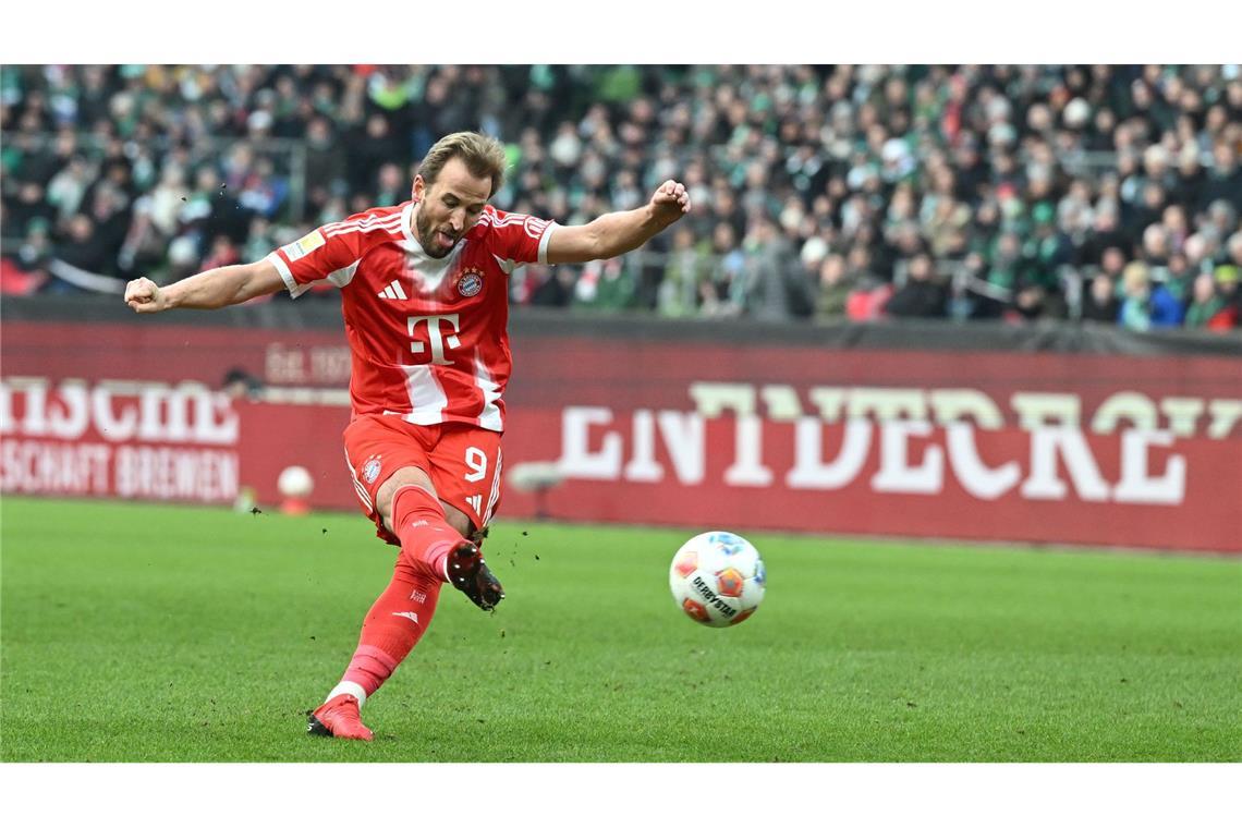 Das 500. Tor seiner Profi-Karriere: Bayern-Stürmer Harry Kane trifft zum 2:0 in Bremen.