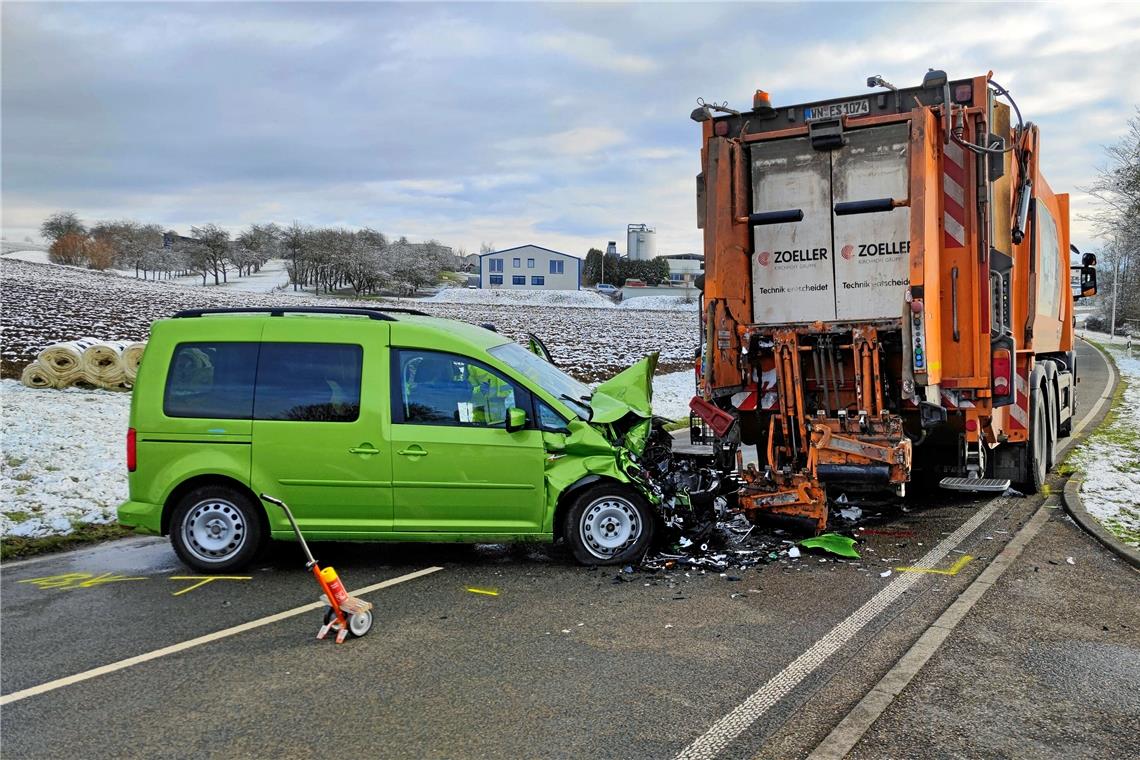 Müllwagenfahrer bei Unfall in Erbstetten tödlich verletzt Das 57-jährige Opfer starb noch vor Ort an den Folgen der Kollision. Foto: 7aktuell/Kevin Lermer