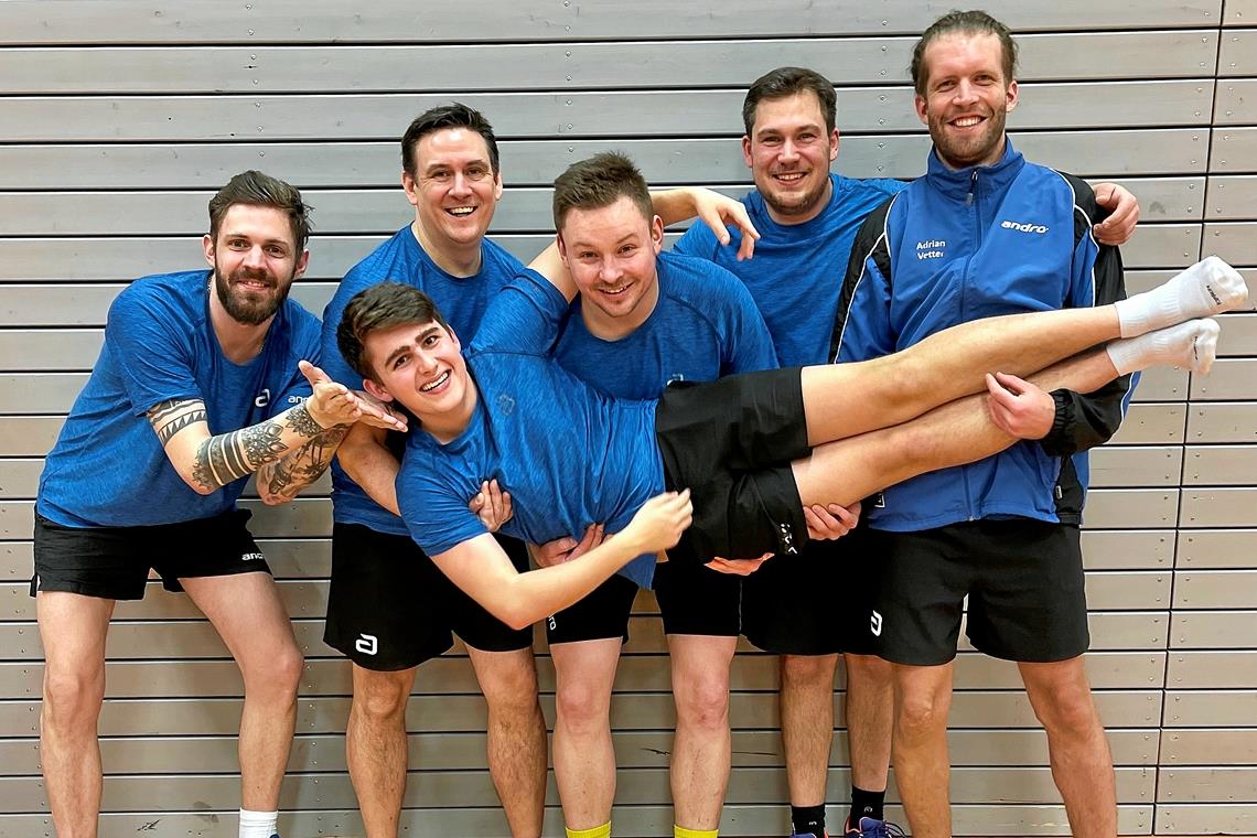 Die Tischtennisspieler der TSG Backnang beenden ihr Schattendasein Das 8:8 gegen Hegnach IV reichte der TSG, um den Verfolger auf Distanz zu halten. Im nächsten Spiel verwandelten Sebastian Pfleiderer, Ralf Blome, Patrick Hackbarth, Stefan Knödler und Adrian Vetter (von links) sowie Julian Steup (liegend) den Matchball im Meisterrennen. Foto: privat