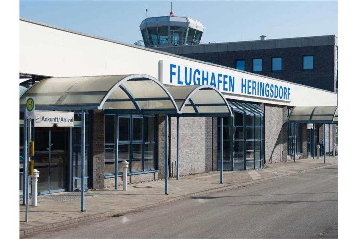 Das Abfertigungsgebäude des Flughafens Heringsdorf trägt den Schriftzug "Flughafen Heringsdorf". Foto: Stefan Sauer/dpa-Zentralbild/dpa/Archivbild