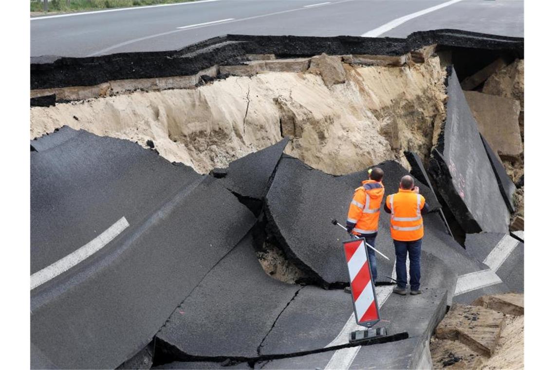 Freie Fahrt nach Stralsund: A20-Behelfsbrücke ist fertig Das abgesackte Autobahnteilstück der A20 an der Trebeltalbrücke wird von Fachleuten begutachtet. Foto: Bernd Wüstneck