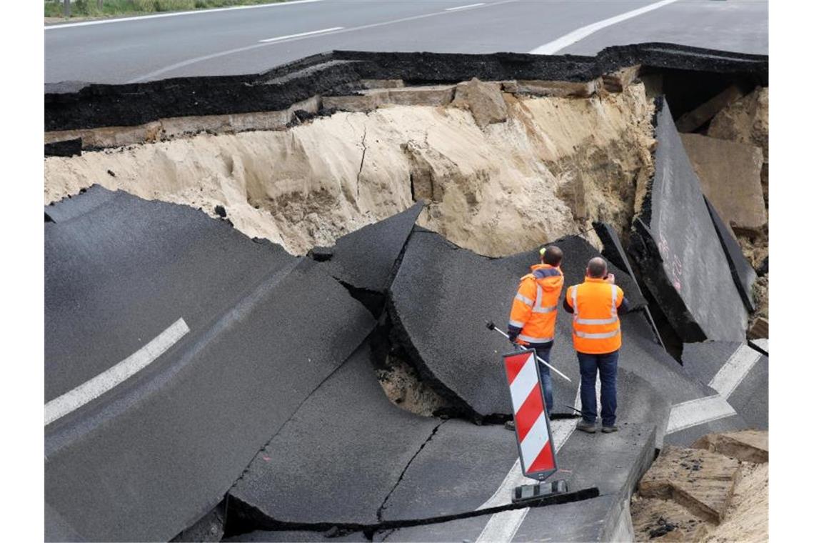 Das abgesackte Autobahnteilstück der A20 an der Trebeltalbrücke wird von Fachleuten begutachtet. Foto: Bernd Wüstneck