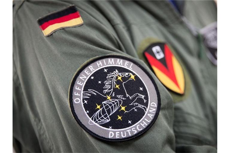 Das Abzeichen der Mission „Offener Himmel“ am Arm eines Crew-Mitglieds des A319-Missionsflugzeugs der Bundeswehr. Foto: Christian Charisius/dpa