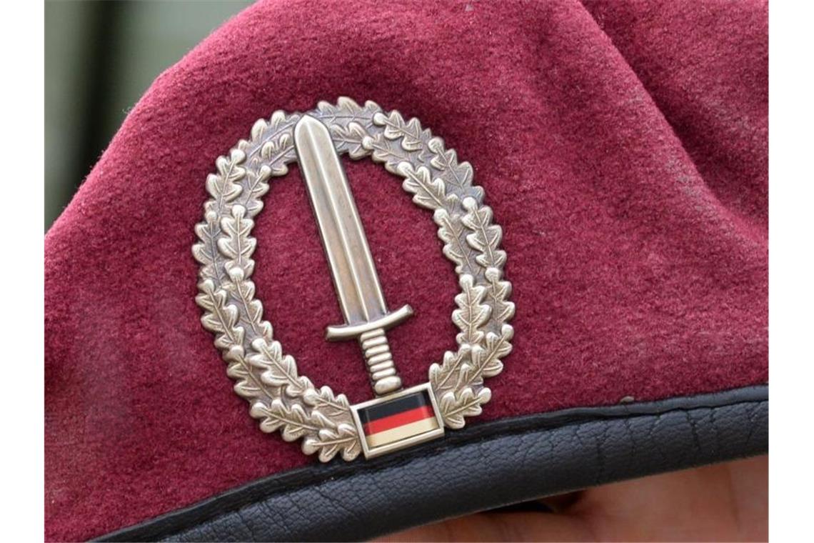 Streit um Entlassung von früheren KSK-Offizieren eskaliert Das Abzeichen des Kommandos Spezialkräfte (KSK) ist auf dem Kasernengelände an einem Barett zu sehen. Foto: picture alliance / dpa
