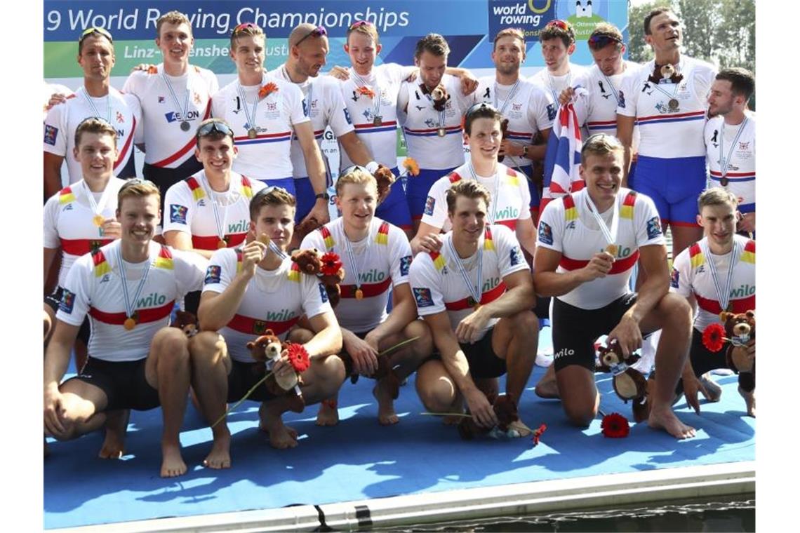 Versöhnliches WM-Ende: Achter und Zeidler gewinnen Gold Das Achter-Team aus Deutschland (vorne) posiert bei der Siegerehrung. Foto: Matthias Schrader/AP