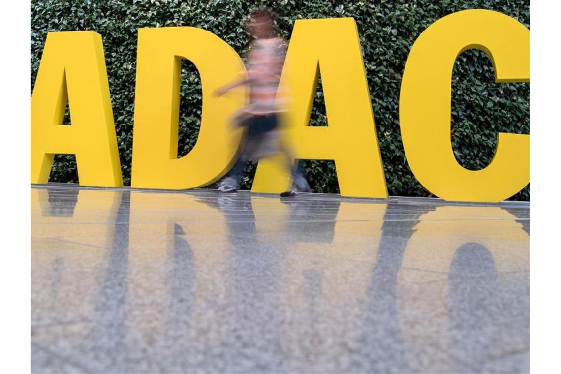 Das ADAC-Logo vor der Zentrale in München. Foto: picture alliance / Peter Kneffel/dpa