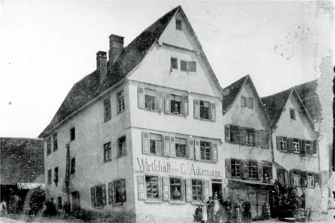Bäckermeister schenkt Wein aus Das ältere Gebäude der „Wirtschaft von C. Ackermann“ um 1890. Wenig später wurde es abgerissen.