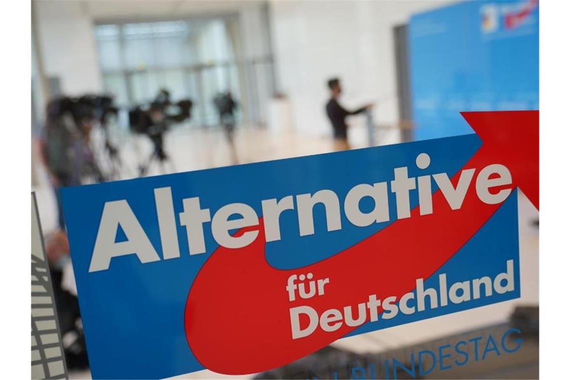 Das AfD-Logo am Eingang zum Fraktionssaal der Partei im Bundestag. Foto: Michael Kappeler/dpa