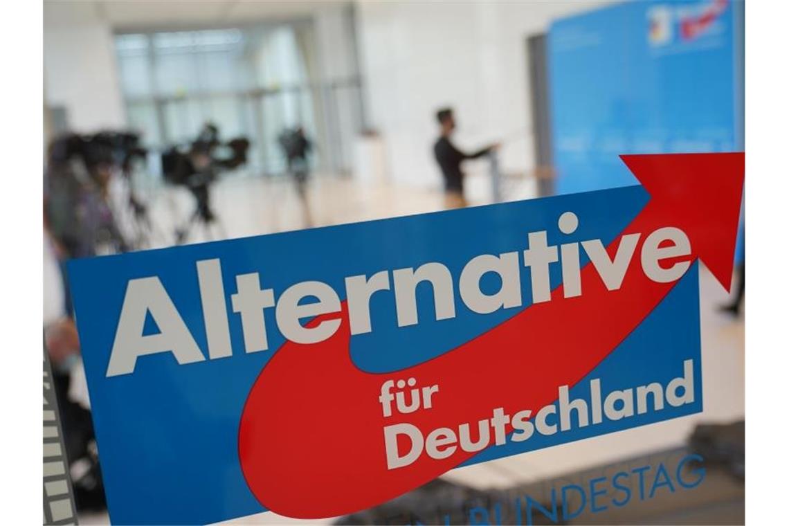 Zusammenhang zwischen AfD-Wahlergebnis und Corona-Zahlen Das AfD-Logo am Eingang zum Fraktionssaal der Partei im Deutschen Bundestag. Foto: Michael Kappeler/dpa