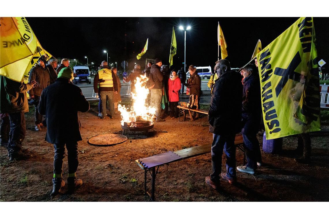 Das Aktionsbündnis "Kein Atommüll in Ahaus" hält vor dem Zwischenlager Ahaus Mahnwache.