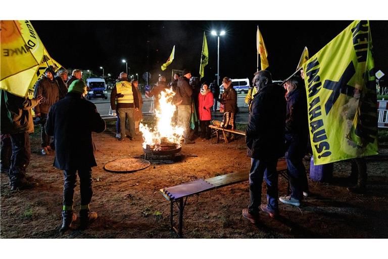 Das Aktionsbündnis "Kein Atommüll in Ahaus" hält vor dem Zwischenlager Ahaus Mahnwache.