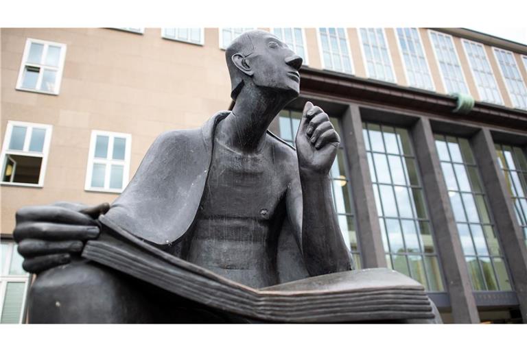 Das Albertus-Magnus-Denkmal steht in Köln vor der Universität. (Symbolbild)