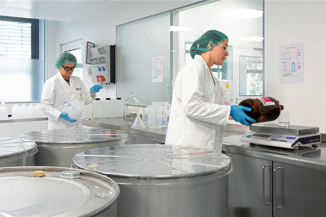 Ukrainekrieg in der Wirtschaft spürbar Das Allmersbacher Unternehmen Harro Höfliger Verpackungsmaschinen – hier ein Foto von der Herstellung von Desinfektionsmittel in Allmersbach aus dem Jahr 2020 – betreibt auch eine Vertriebs- und Serviceniederlassung in Moskau. Symbolfoto: Harro Höfliger