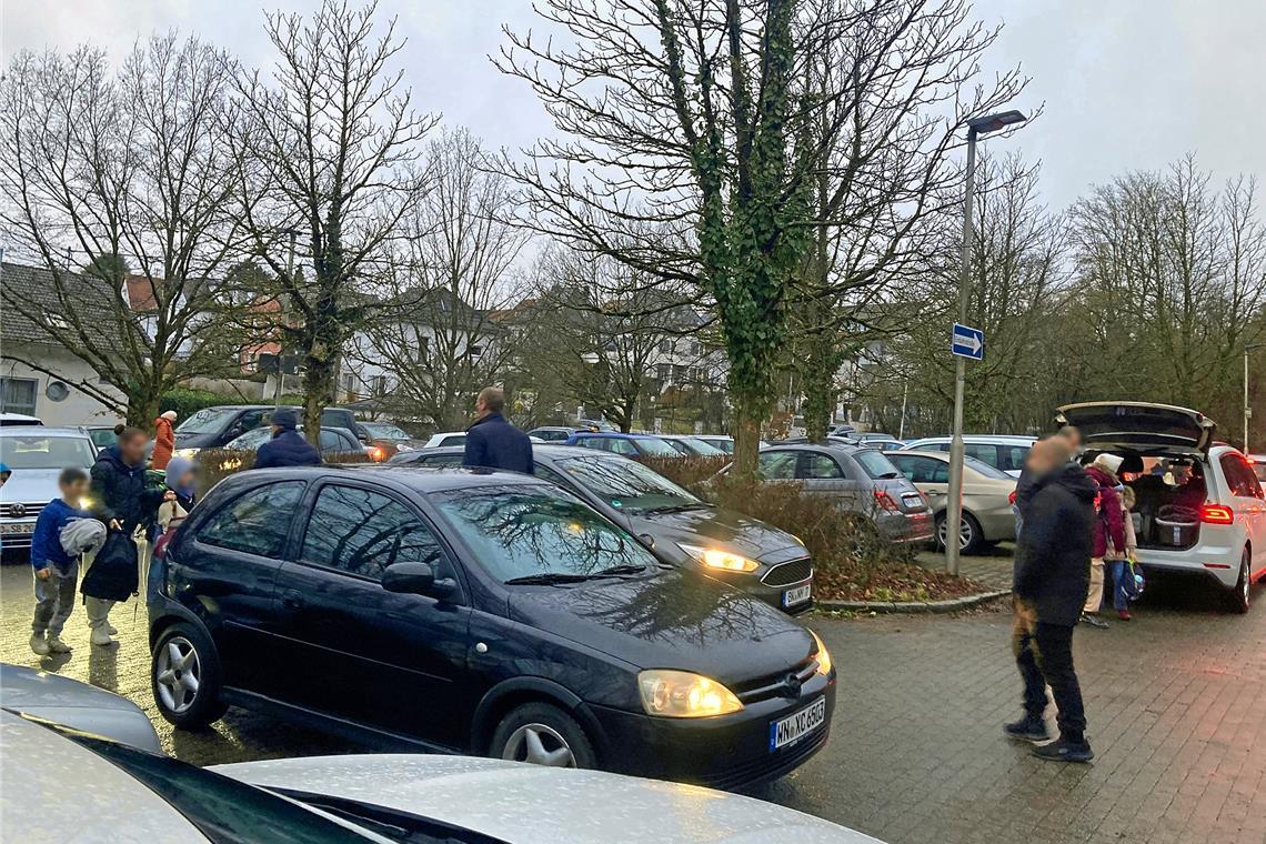 Backnang will Schulweg sicherer machen Das alltägliche Chaos beim Campus Mörikeschule/Schickhardt-Realschule: Elterntaxis blockieren die Lehrerparkplätze, behindern sich gegenseitig und gefährden vor allem die vielen Kinder, die sich zwischen den Fahrzeugen einen Weg zur Schule suchen. Foto: Stadt Backnang