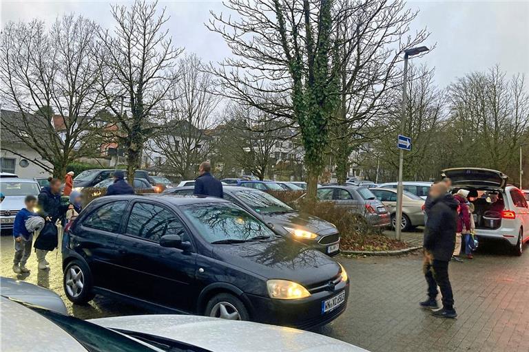 Backnang will Schulweg sicherer machen Das alltägliche Chaos beim Campus Mörikeschule/Schickhardt-Realschule: Elterntaxis blockieren die Lehrerparkplätze, behindern sich gegenseitig und gefährden vor allem die vielen Kinder, die sich zwischen den Fahrzeugen einen Weg zur Schule suchen. Foto: Stadt Backnang
